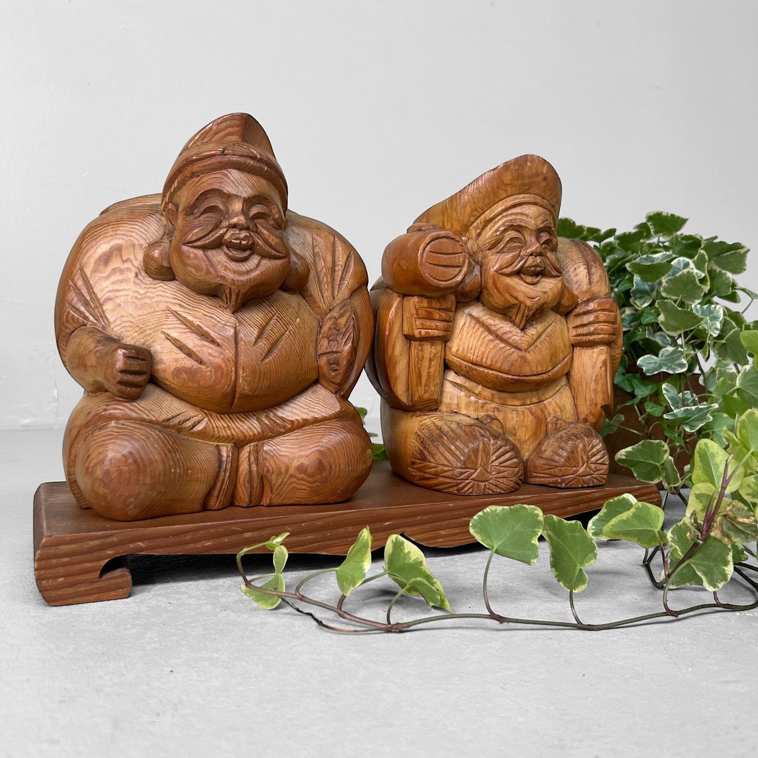 ​Ebisu & Daikoku – Houten godenbeelden op voetstuk, Japan ca. 1950