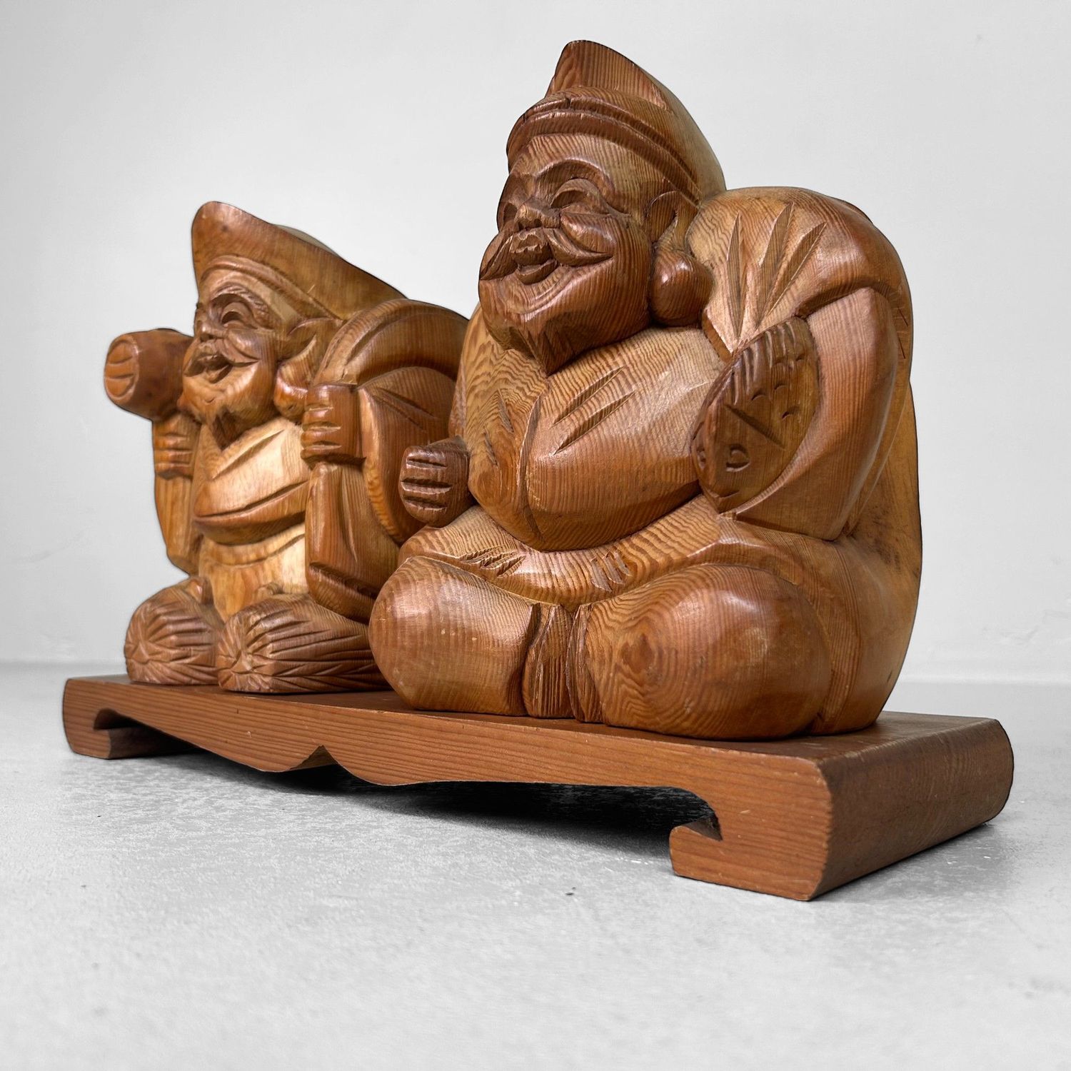 ​Ebisu & Daikoku – Houten godenbeelden op voetstuk, Japan ca. 1950