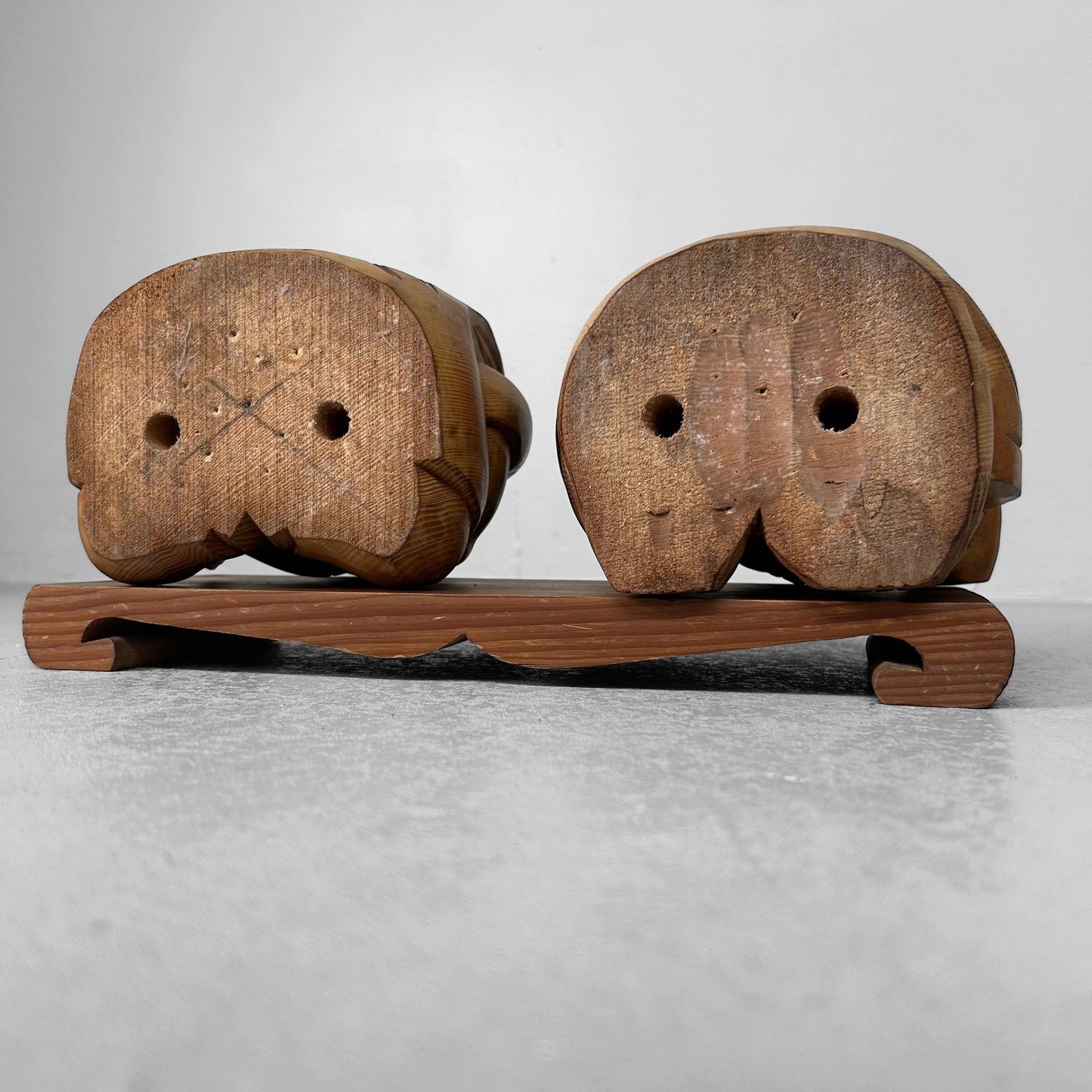 ​Ebisu & Daikoku – Houten godenbeelden op voetstuk, Japan ca. 1950