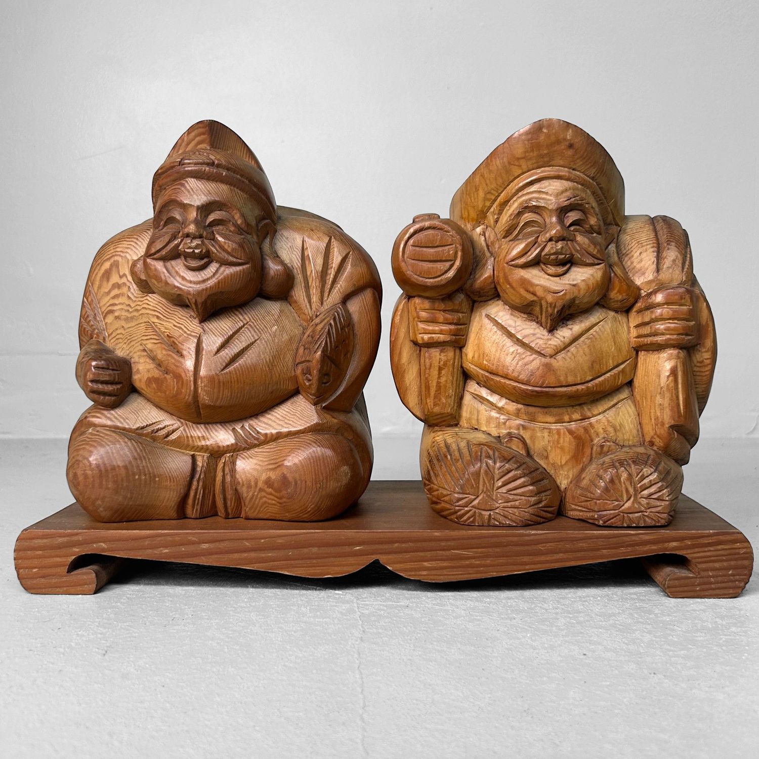 ​Ebisu & Daikoku – Houten godenbeelden op voetstuk, Japan ca. 1950