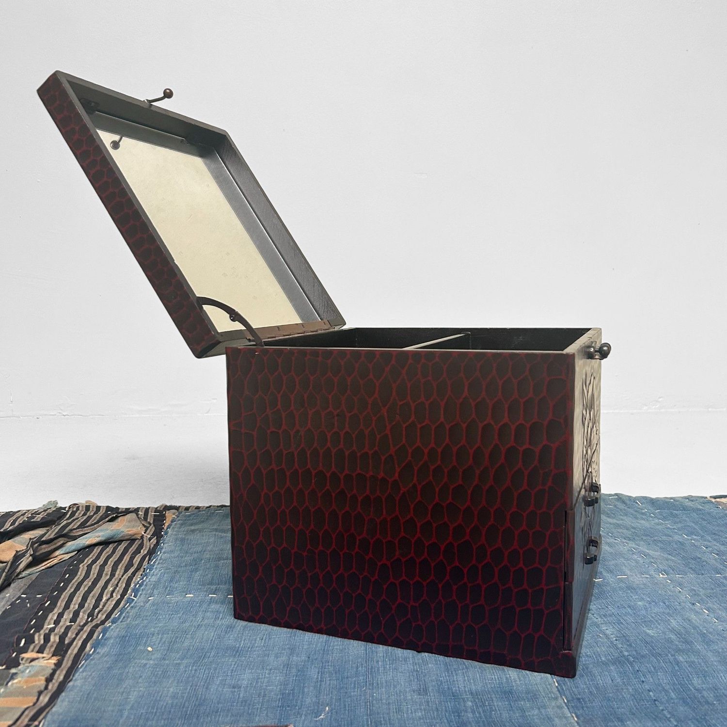 Japanese Kamakura-Bori Lacquer Make-up Chest with Mirror, 1980s