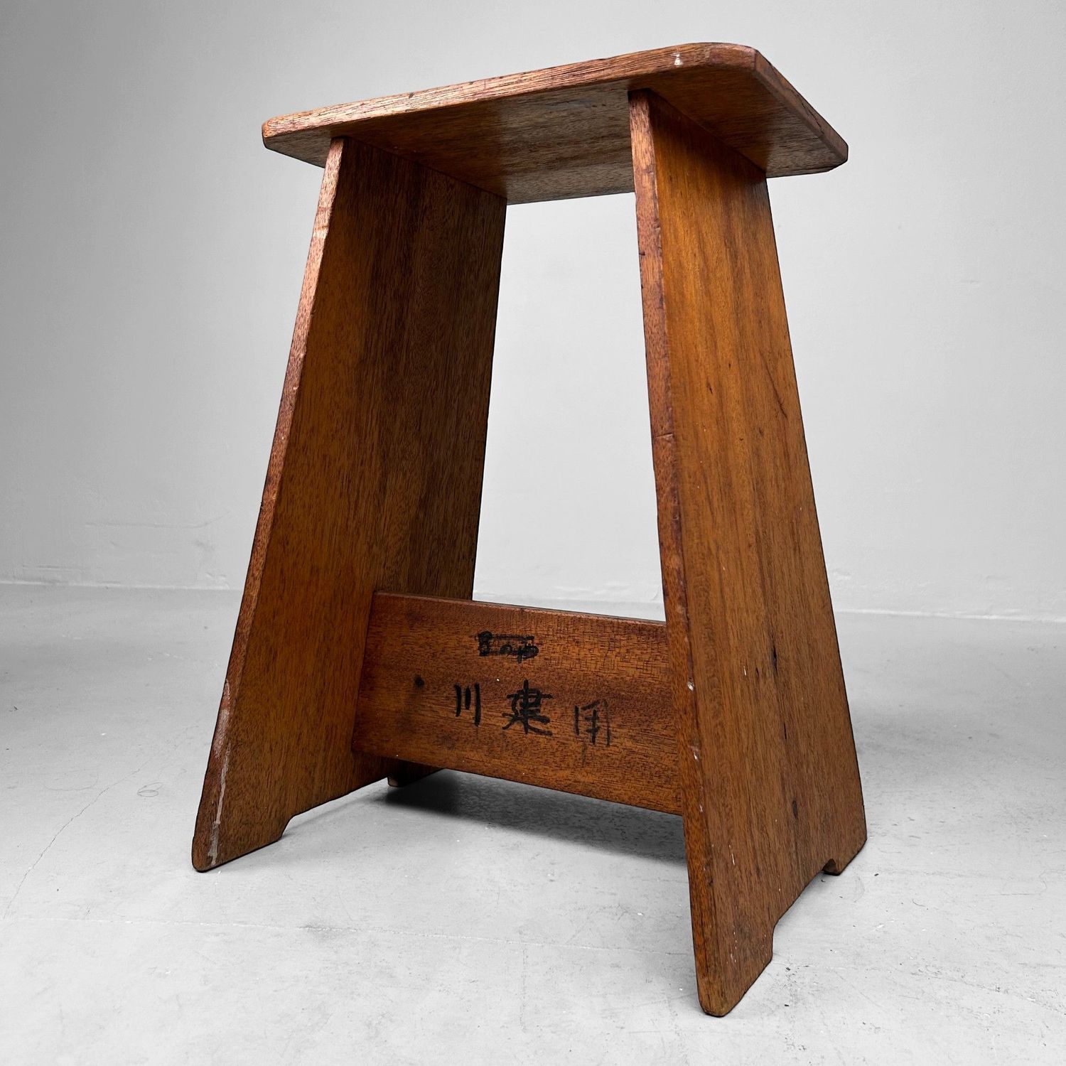 Minimalistisch Japans Houten Krukje met Kalligrafie – Jaren 1960