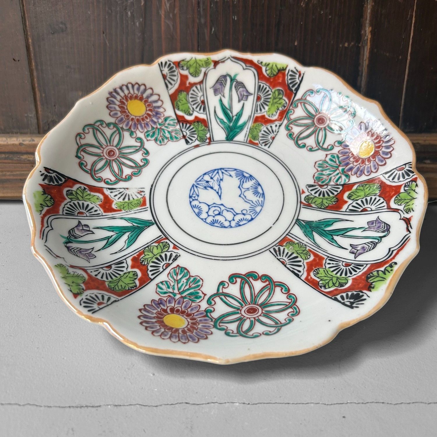 Authentic Japanese Imari Plate – Floral Decoration, ca. 1920