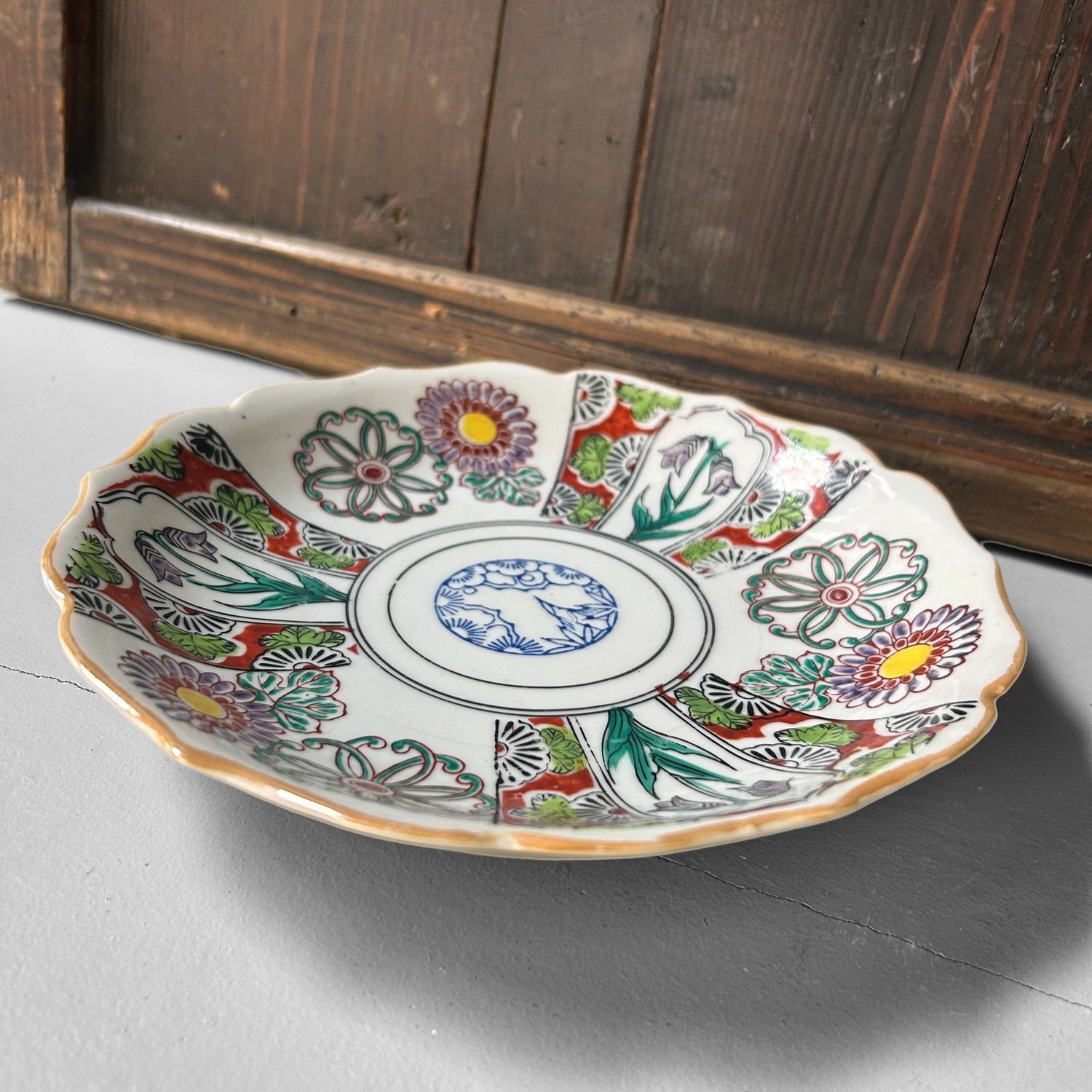 Authentic Japanese Imari Plate – Floral Decoration, ca. 1920