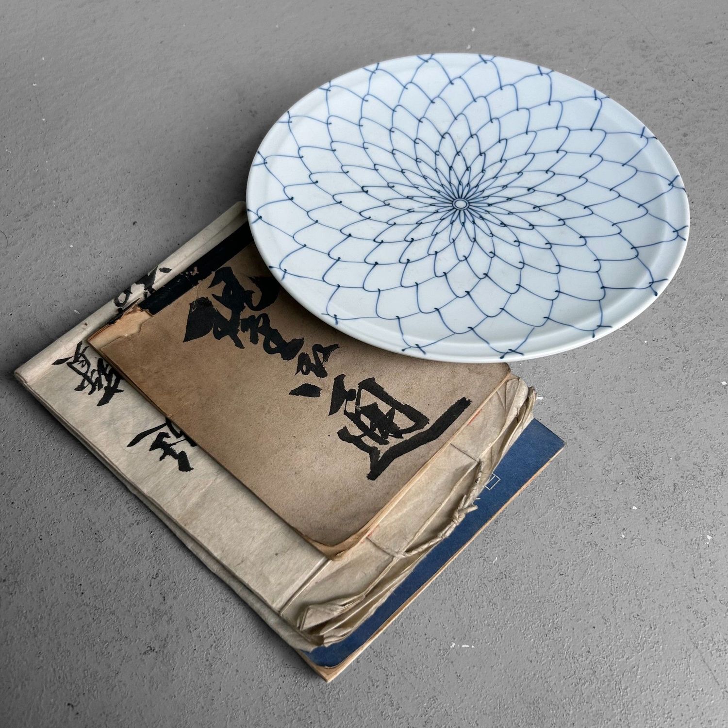 Hirado Porcelain Footed Dish with Fishnet Pattern – Japan, 1950