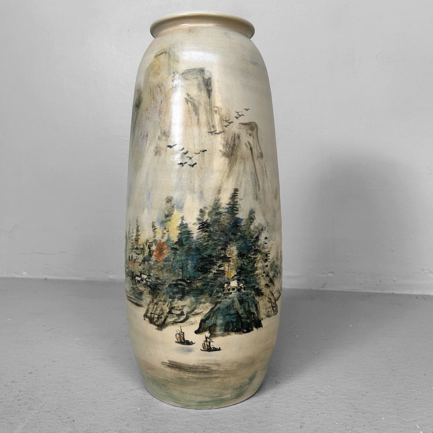 Handgeschilderde Chinese Landschapsvaas – Poëtisch Bergdecor, 1960