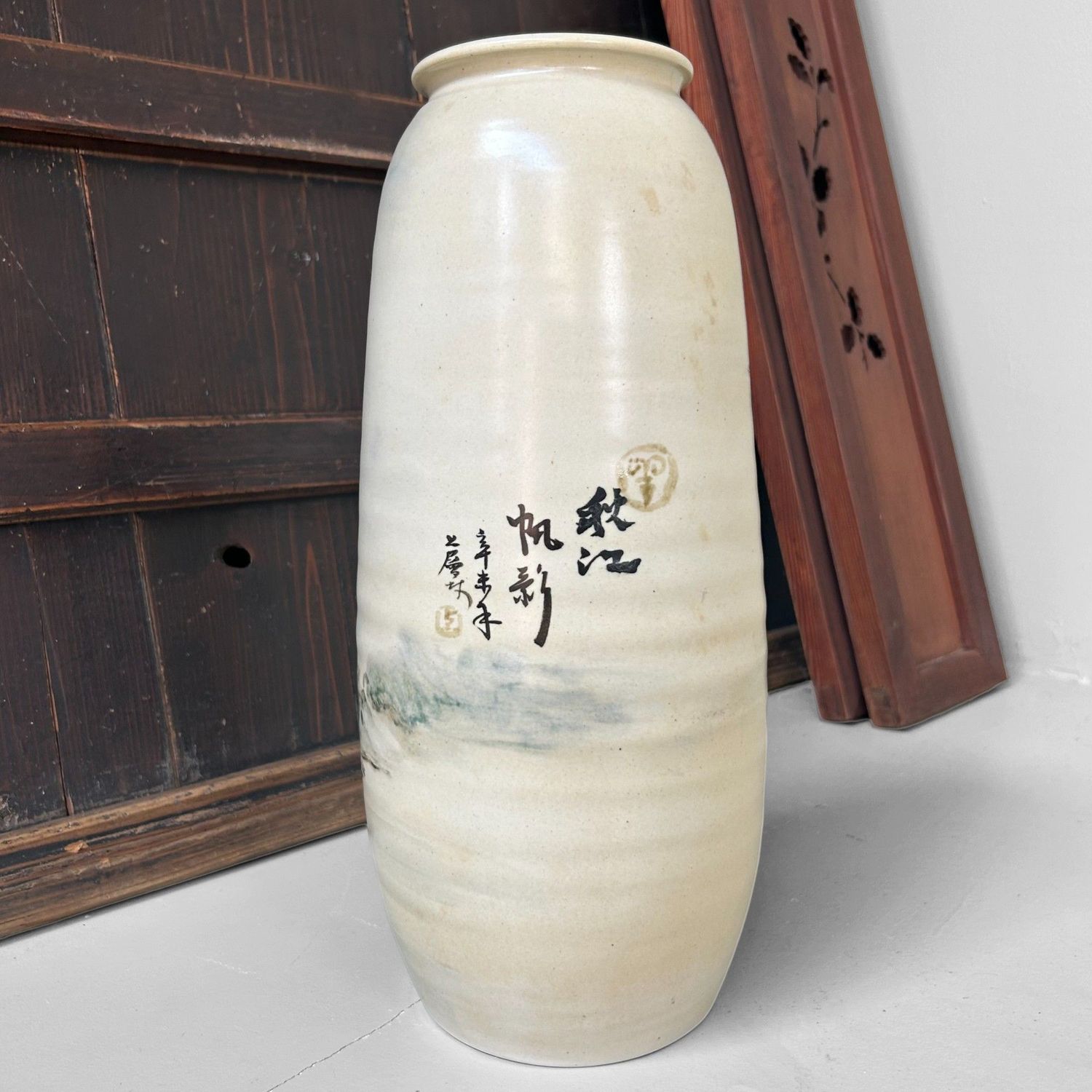 Handgeschilderde Chinese Landschapsvaas – Poëtisch Bergdecor, 1960