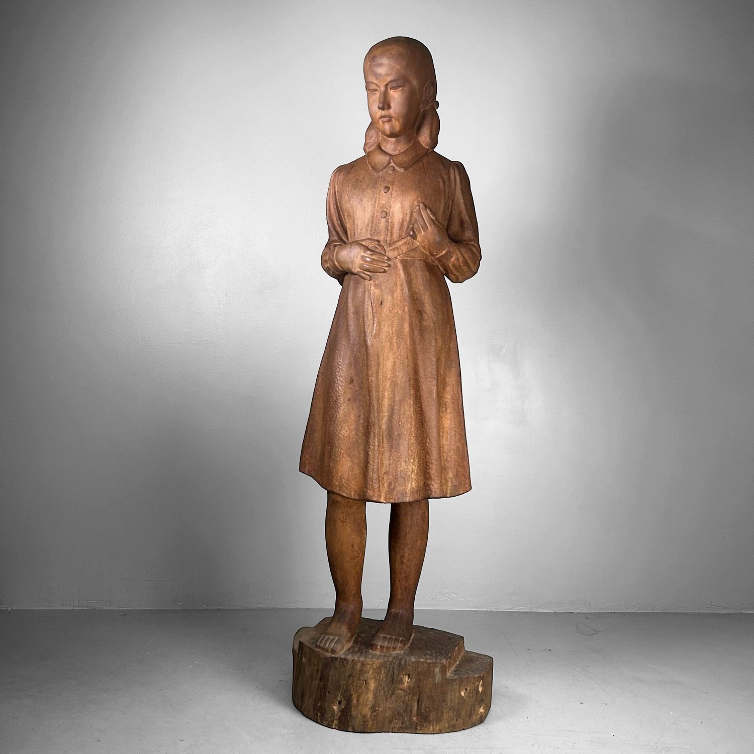 Groot Japans Houten Beeld van een Meisje – Okita Toshinori, 1960 Groot Japans Houten Beeld van een Meisje – Okita Toshinori, 1960