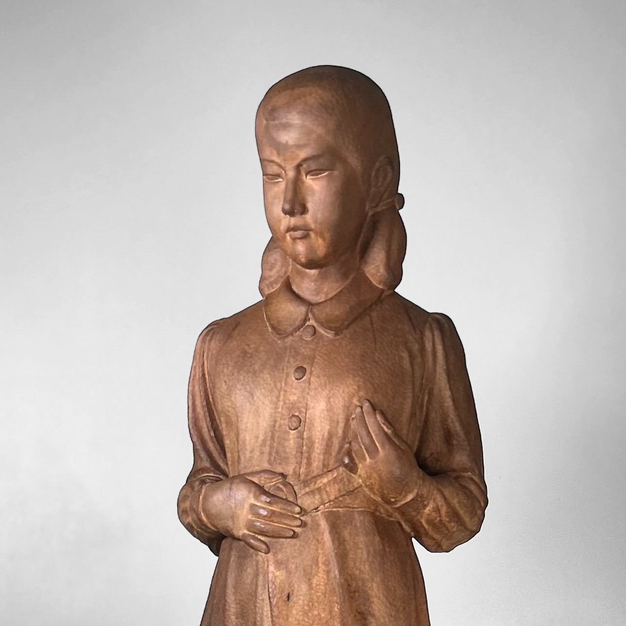 Groot Japans Houten Beeld van een Meisje – Okita Toshinori, 1960 Groot Japans Houten Beeld van een Meisje – Okita Toshinori, 1960