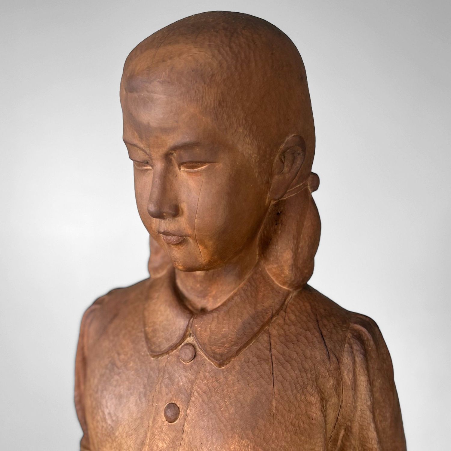 Groot Japans Houten Beeld van een Meisje – Okita Toshinori, 1960 Groot Japans Houten Beeld van een Meisje – Okita Toshinori, 1960