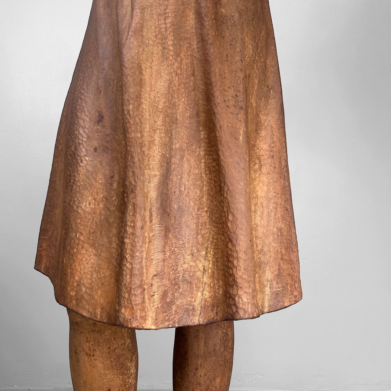 Groot Japans Houten Beeld van een Meisje – Okita Toshinori, 1960 Groot Japans Houten Beeld van een Meisje – Okita Toshinori, 1960