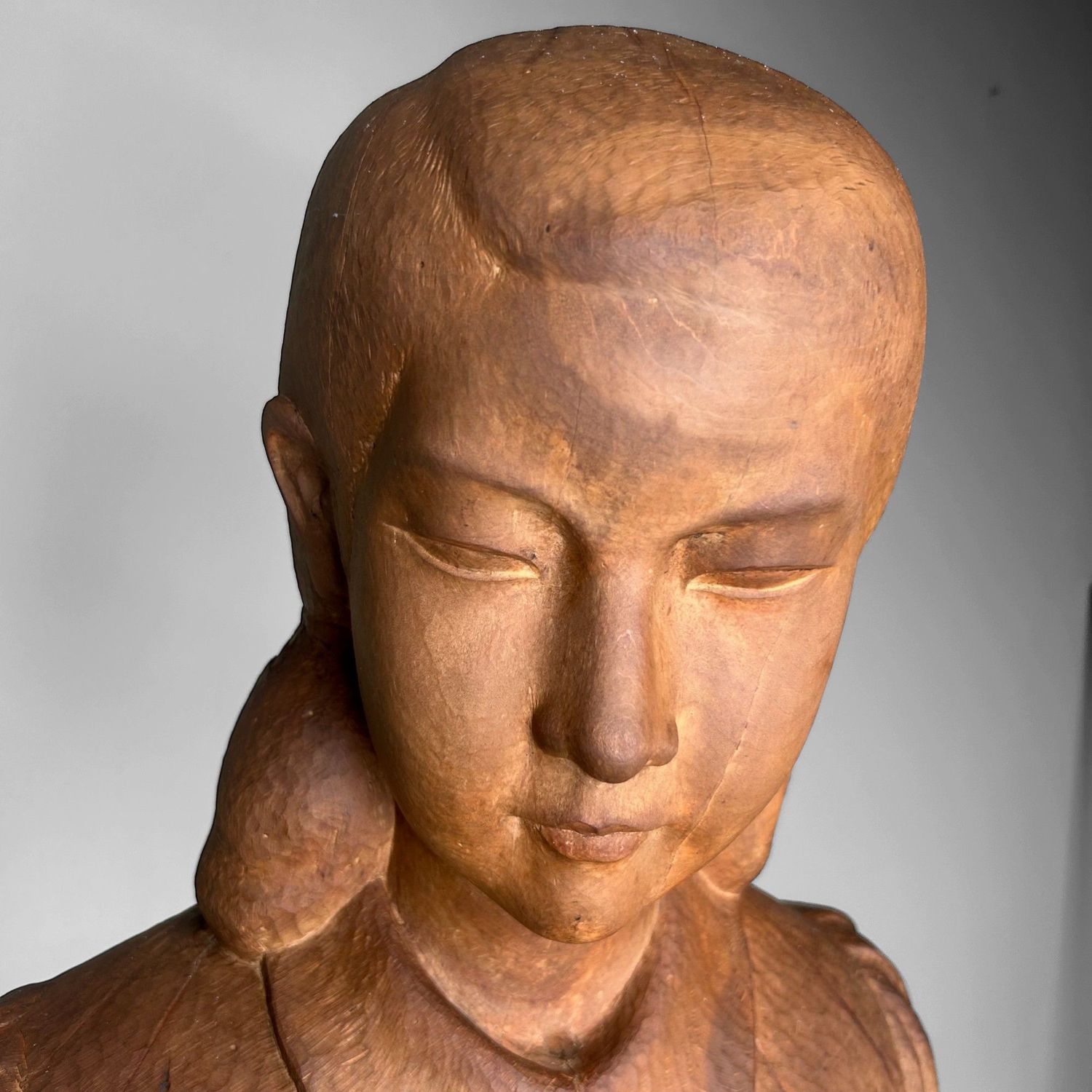 Groot Japans Houten Beeld van een Meisje – Okita Toshinori, 1960 Groot Japans Houten Beeld van een Meisje – Okita Toshinori, 1960