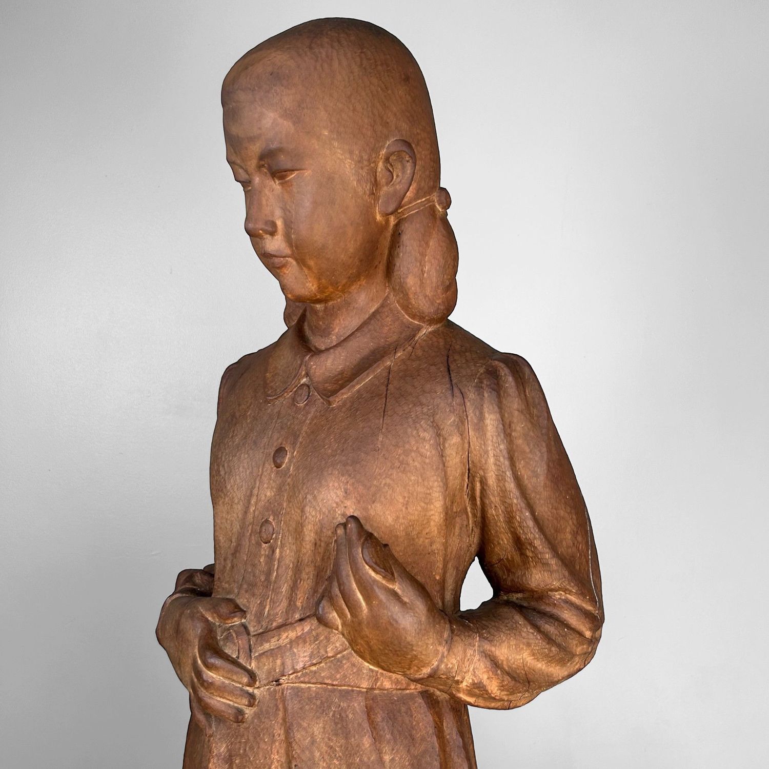 Groot Japans Houten Beeld van een Meisje – Okita Toshinori, 1960 Groot Japans Houten Beeld van een Meisje – Okita Toshinori, 1960