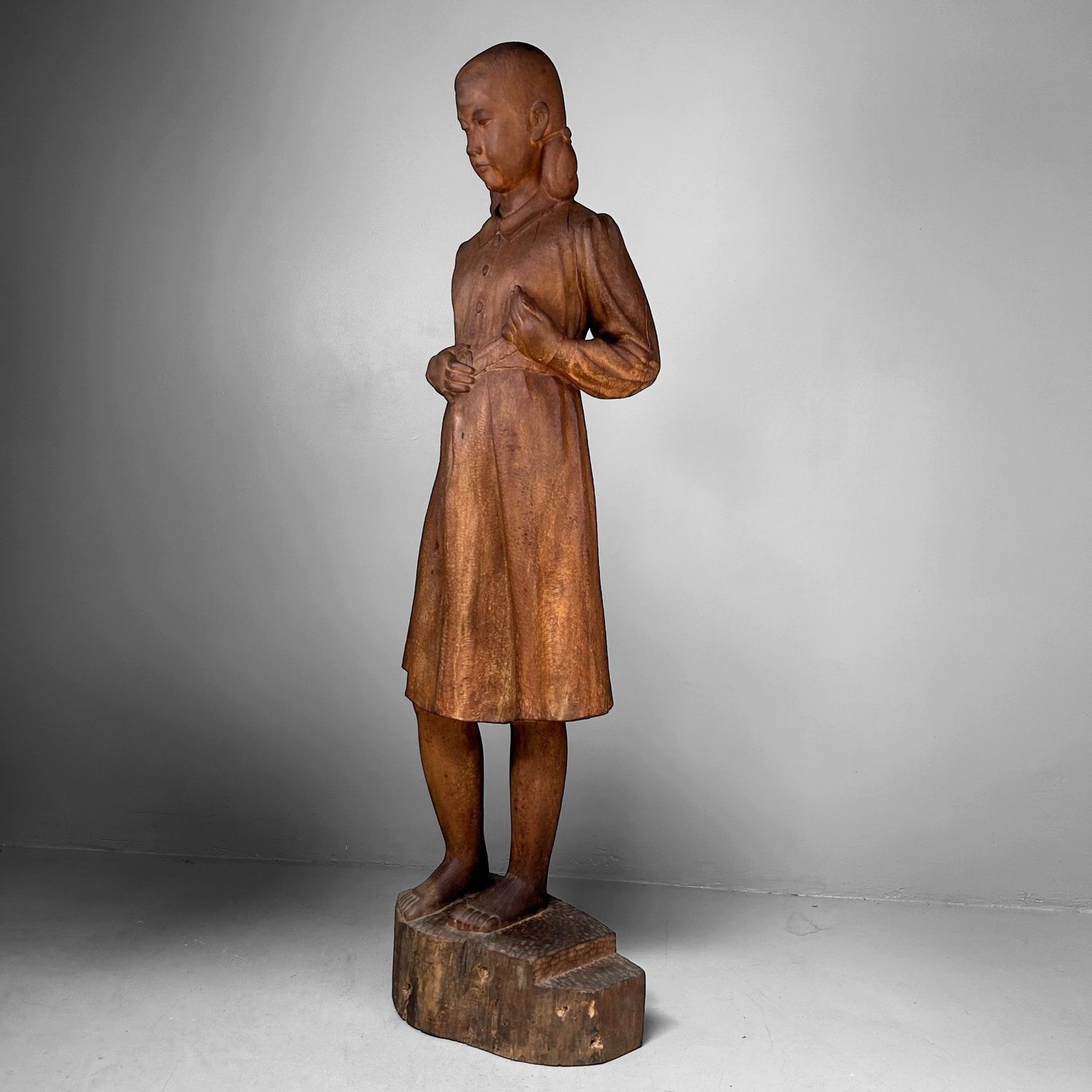 Groot Japans Houten Beeld van een Meisje – Okita Toshinori, 1960 Groot Japans Houten Beeld van een Meisje – Okita Toshinori, 1960