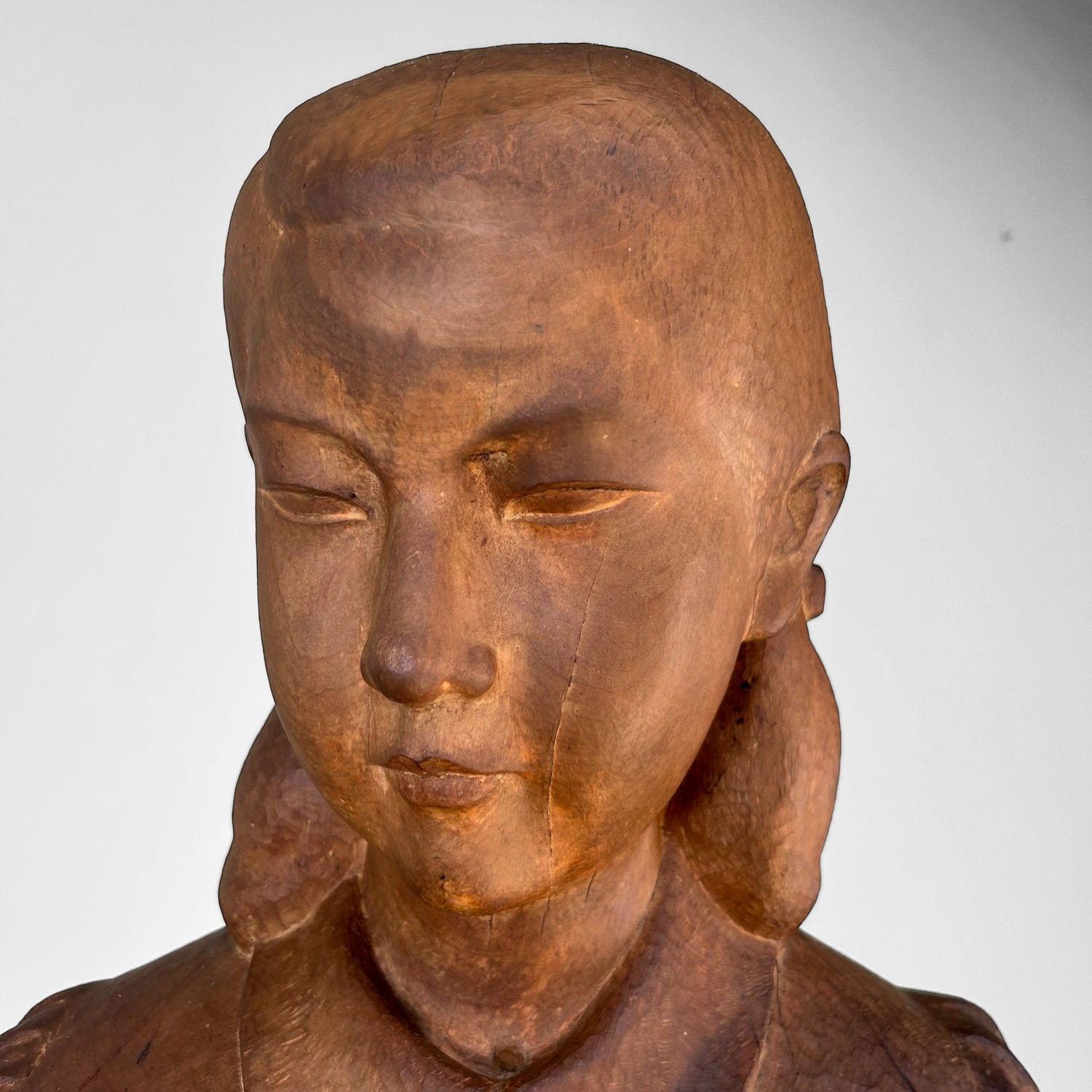 Groot Japans Houten Beeld van een Meisje – Okita Toshinori, 1960 Groot Japans Houten Beeld van een Meisje – Okita Toshinori, 1960