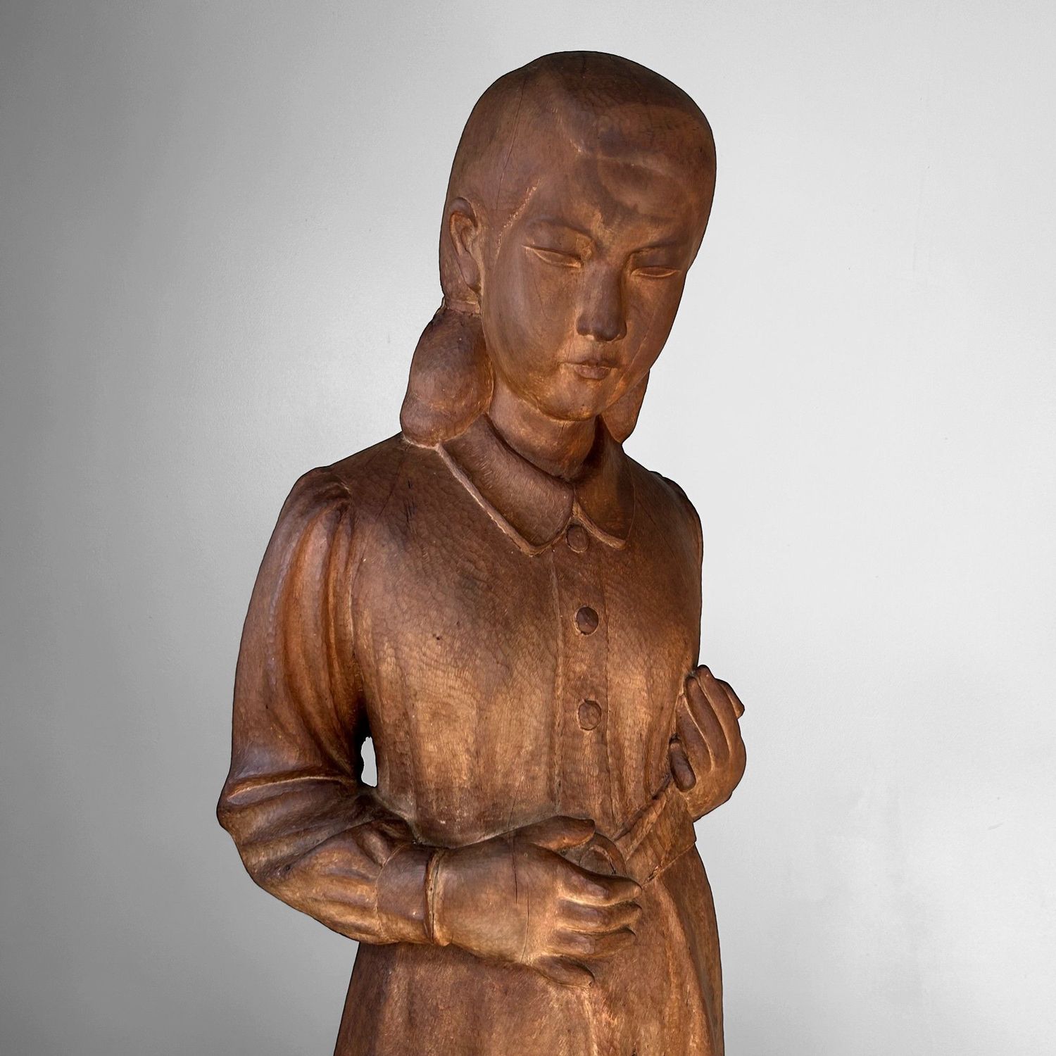 Groot Japans Houten Beeld van een Meisje – Okita Toshinori, 1960 Groot Japans Houten Beeld van een Meisje – Okita Toshinori, 1960