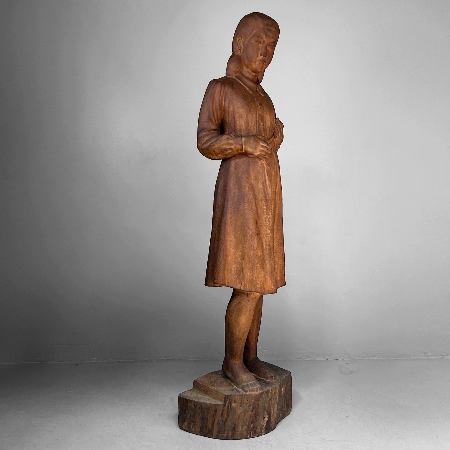 Groot Japans Houten Beeld van een Meisje – Okita Toshinori, 1960 Groot Japans Houten Beeld van een Meisje – Okita Toshinori, 1960