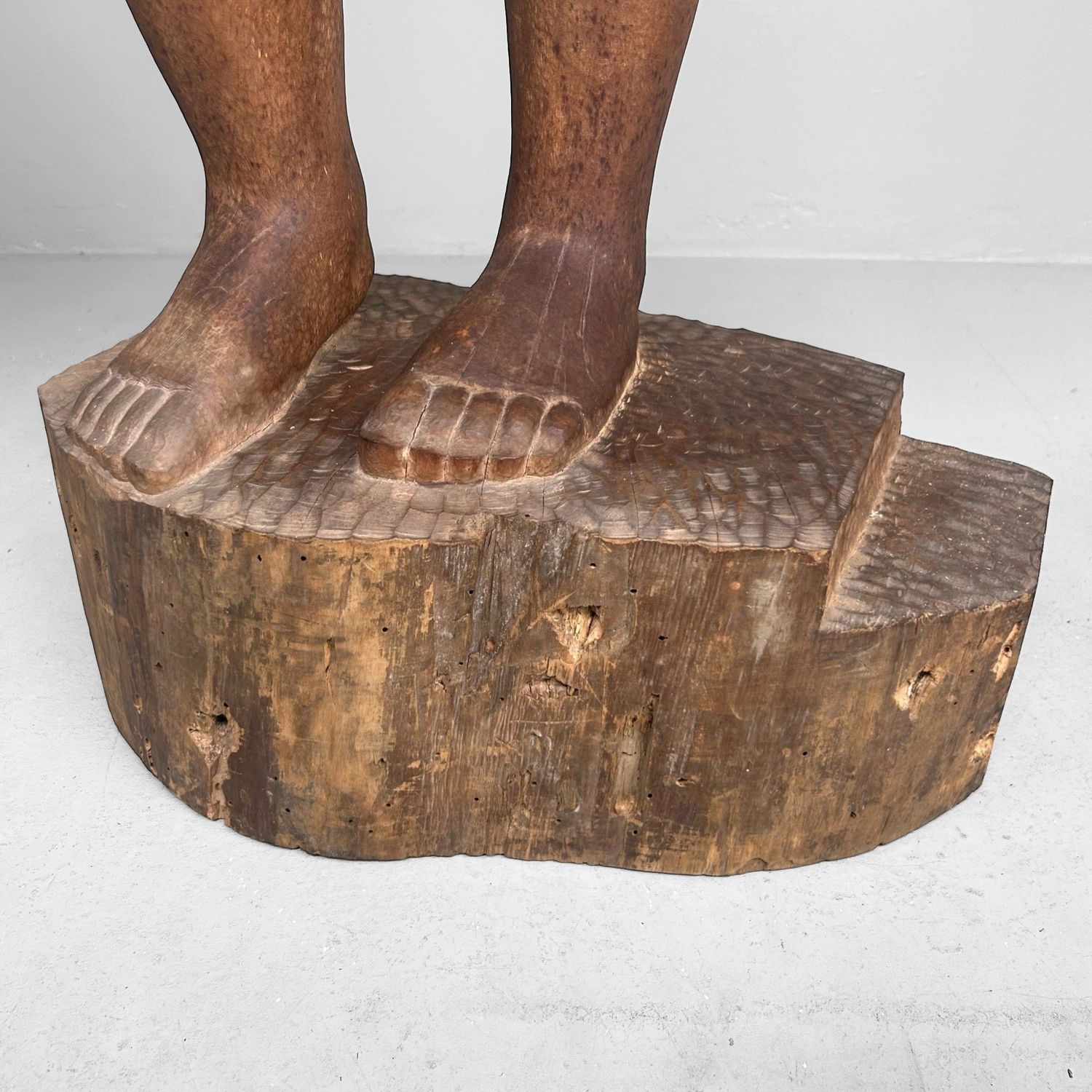 Groot Japans Houten Beeld van een Meisje – Okita Toshinori, 1960 Groot Japans Houten Beeld van een Meisje – Okita Toshinori, 1960