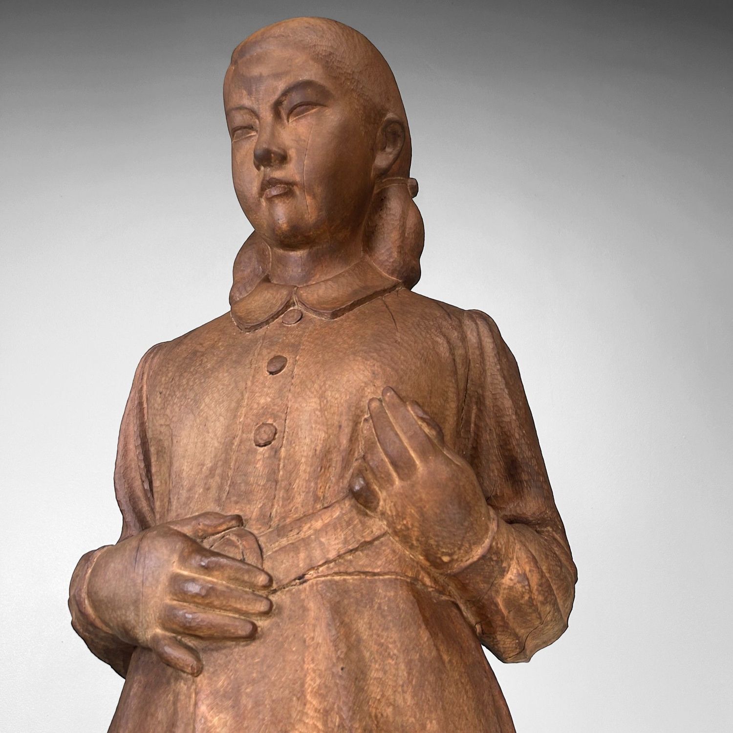 Groot Japans Houten Beeld van een Meisje – Okita Toshinori, 1960 Groot Japans Houten Beeld van een Meisje – Okita Toshinori, 1960