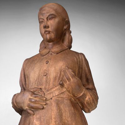 Groot Japans Houten Beeld van een Meisje – Okita Toshinori, 1960