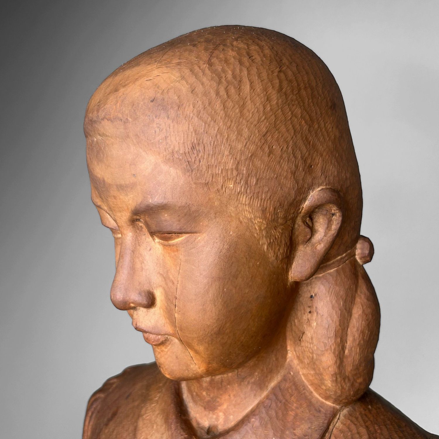 Groot Japans Houten Beeld van een Meisje – Okita Toshinori, 1960 Groot Japans Houten Beeld van een Meisje – Okita Toshinori, 1960