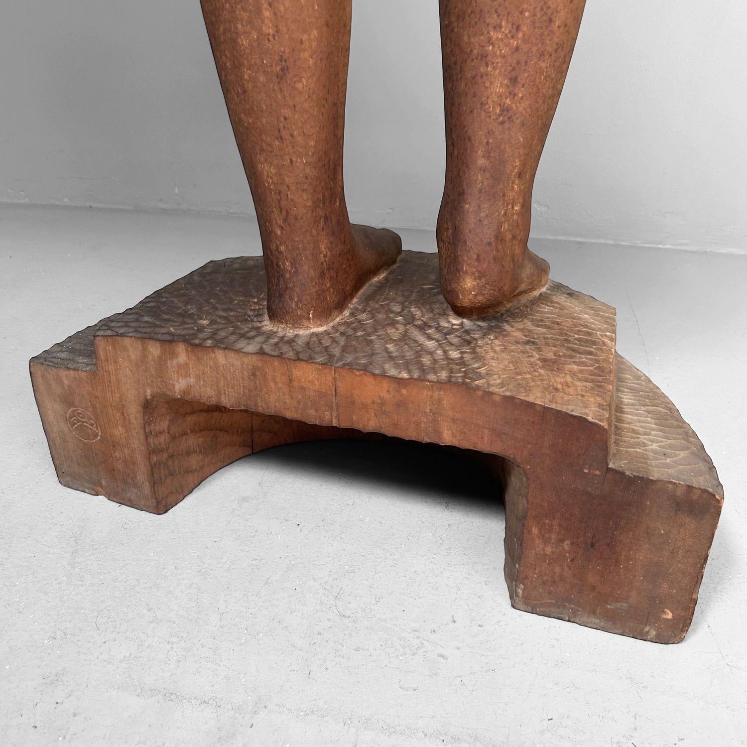 Groot Japans Houten Beeld van een Meisje – Okita Toshinori, 1960 Groot Japans Houten Beeld van een Meisje – Okita Toshinori, 1960