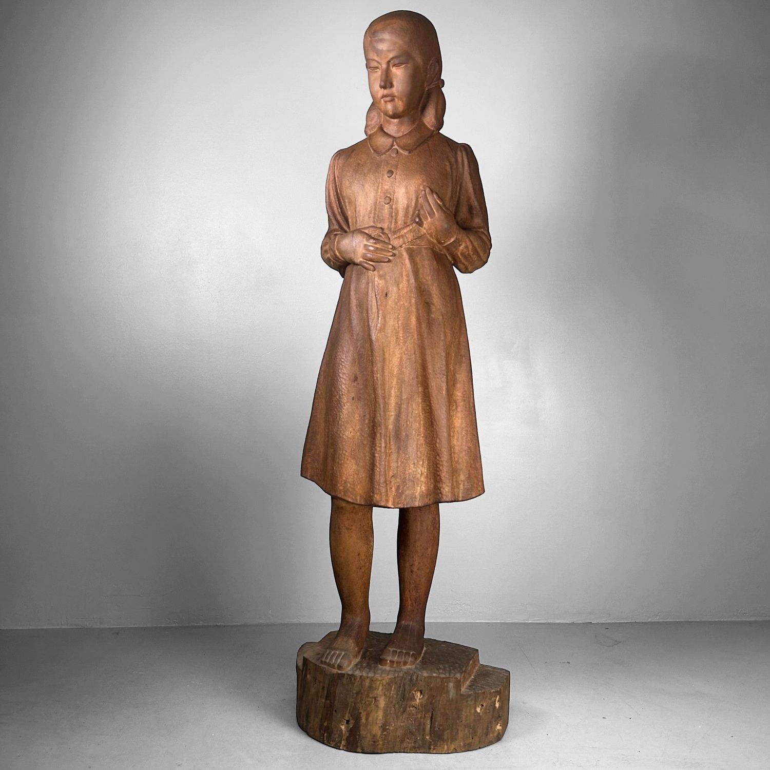 Groot Japans Houten Beeld van een Meisje – Okita Toshinori, 1980