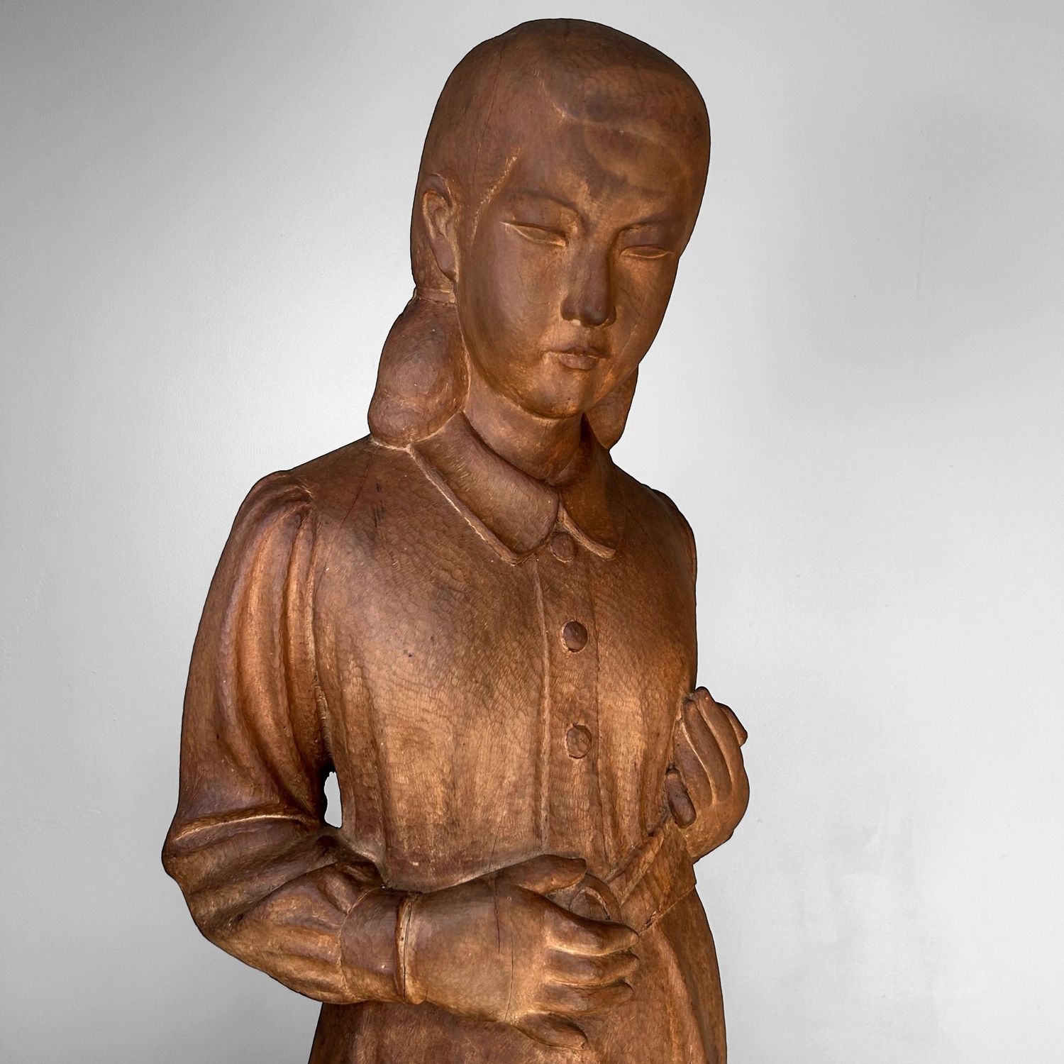 Groot Japans Houten Beeld van een Meisje – Okita Toshinori, 1960 Groot Japans Houten Beeld van een Meisje – Okita Toshinori, 1960