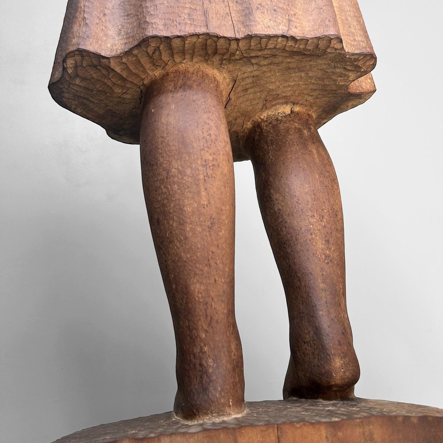 Groot Japans Houten Beeld van een Meisje – Okita Toshinori, 1960 Groot Japans Houten Beeld van een Meisje – Okita Toshinori, 1960