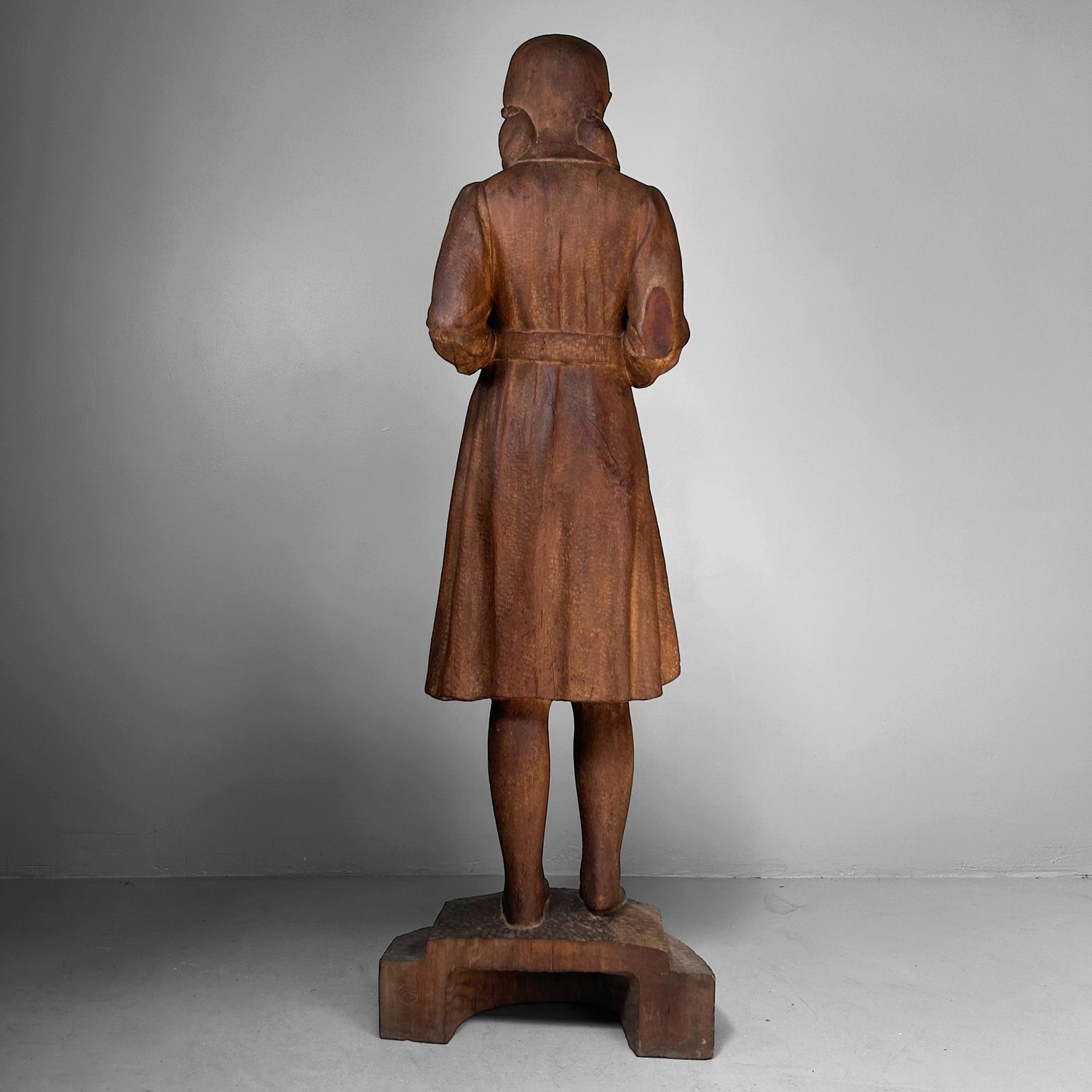 Groot Japans Houten Beeld van een Meisje – Okita Toshinori, 1960 Groot Japans Houten Beeld van een Meisje – Okita Toshinori, 1960
