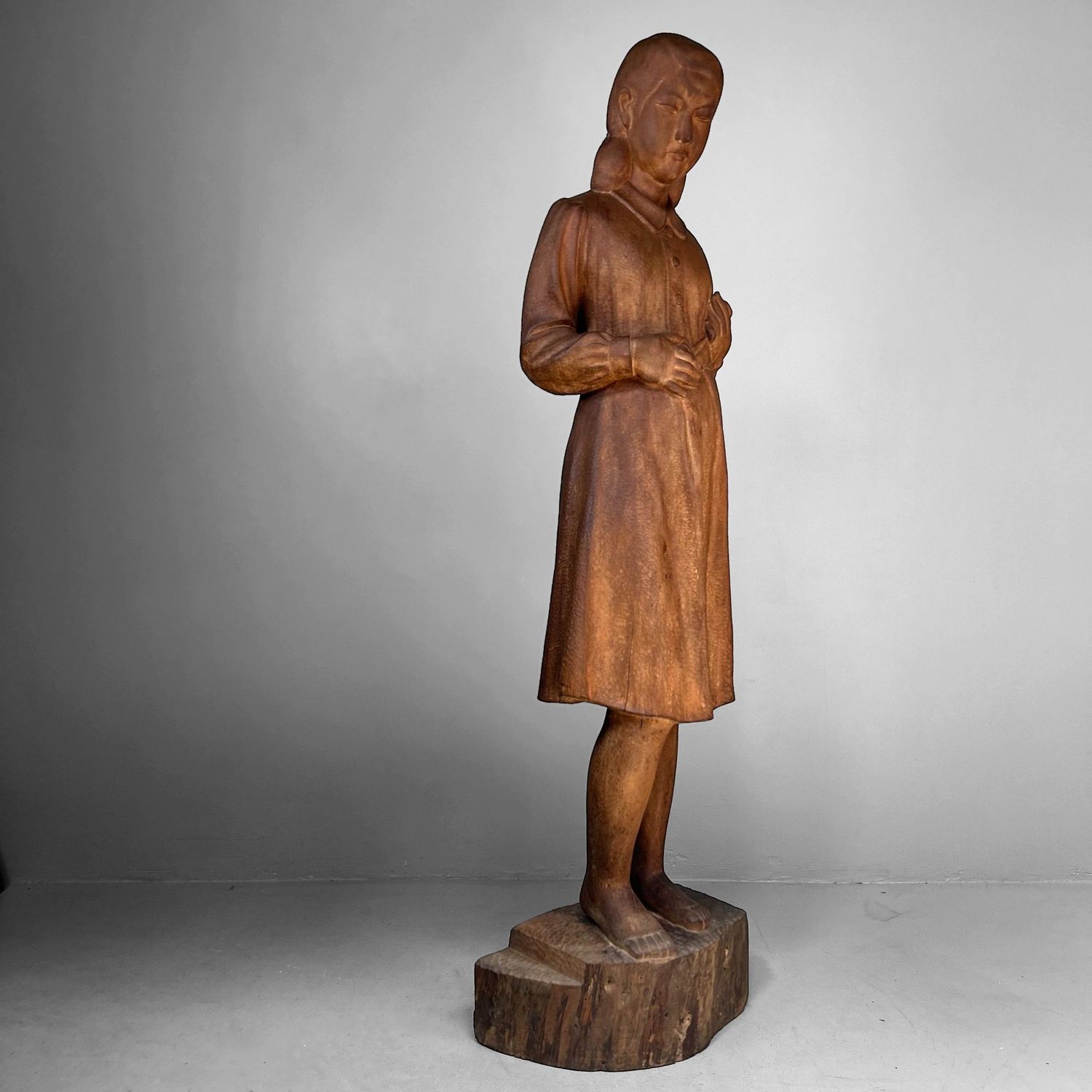 Groot Japans Houten Beeld van een Meisje – Okita Toshinori, 1960 Groot Japans Houten Beeld van een Meisje – Okita Toshinori, 1960