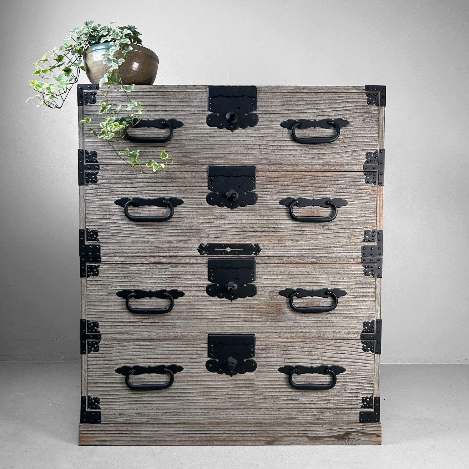 Tweedelige Japanse Kimono-kast (Ishō-dansu), jaren 90 Tweedelige Japanse Kimono-kast (Ishō-dansu), jaren 90