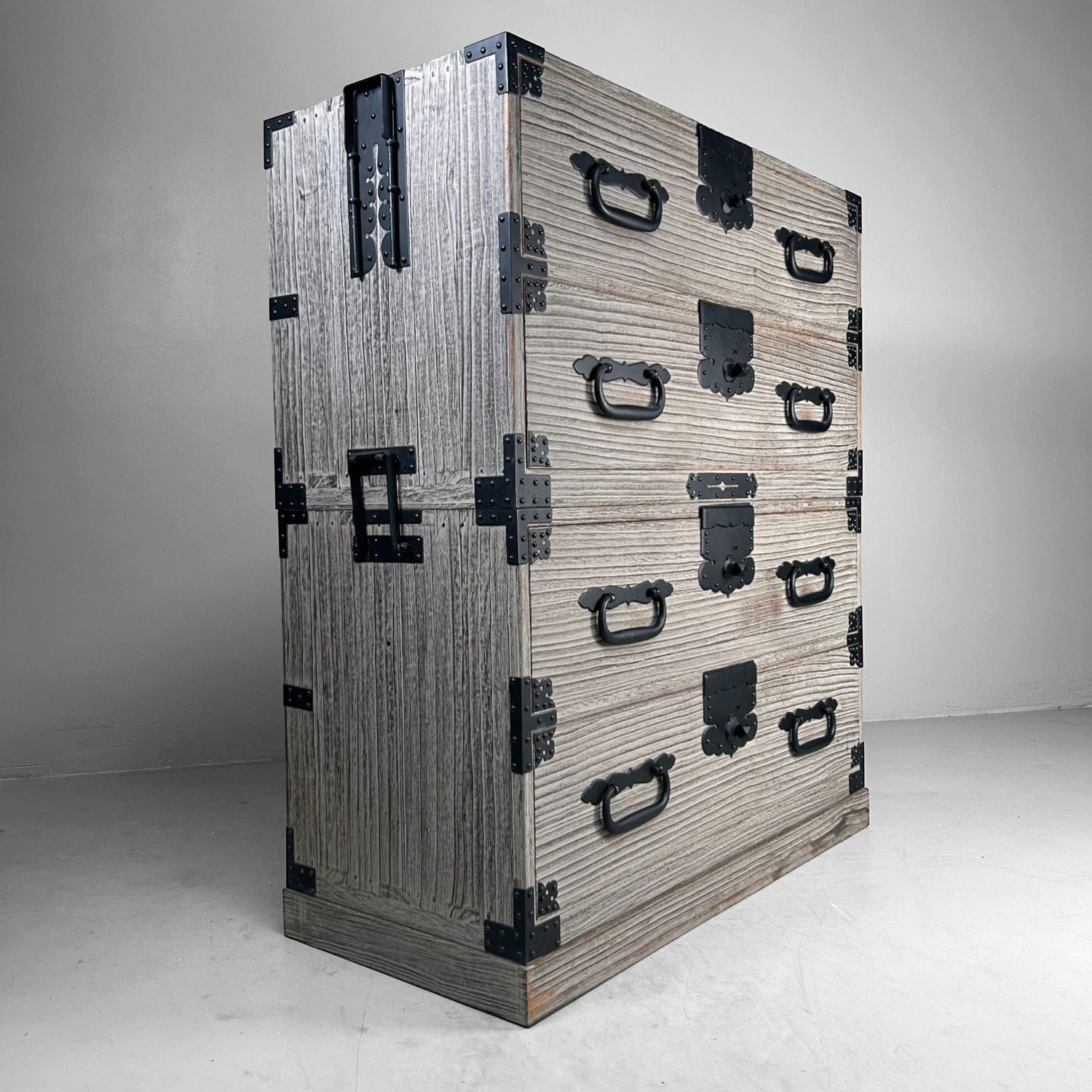 Tweedelige Japanse Kimono-kast (Ishō-dansu), jaren 90 Tweedelige Japanse Kimono-kast (Ishō-dansu), jaren 90