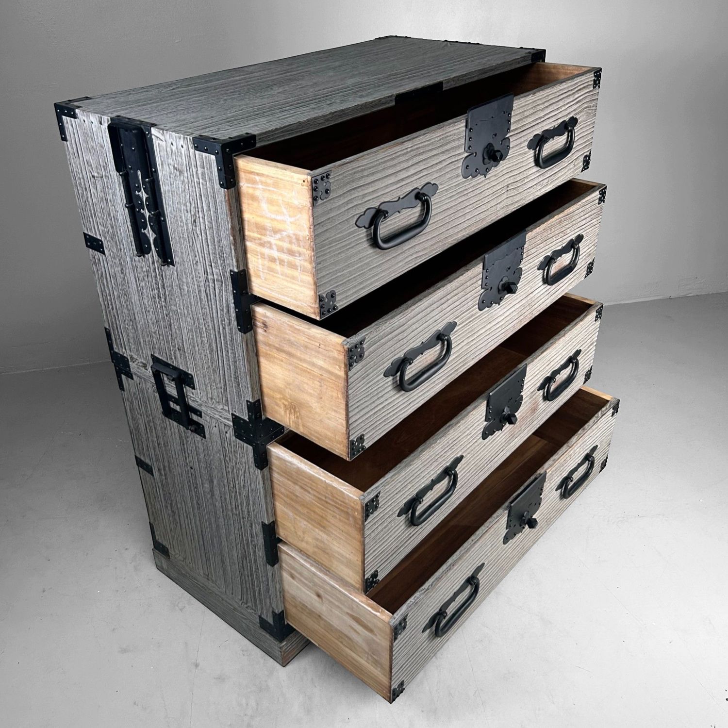 Tweedelige Japanse Kimono-kast (Ishō-dansu), jaren 90 Tweedelige Japanse Kimono-kast (Ishō-dansu), jaren 90