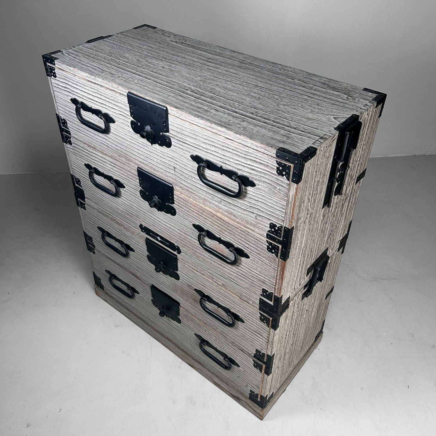 Tweedelige Japanse Kimono-kast (Ishō-dansu), jaren 90 Tweedelige Japanse Kimono-kast (Ishō-dansu), jaren 90