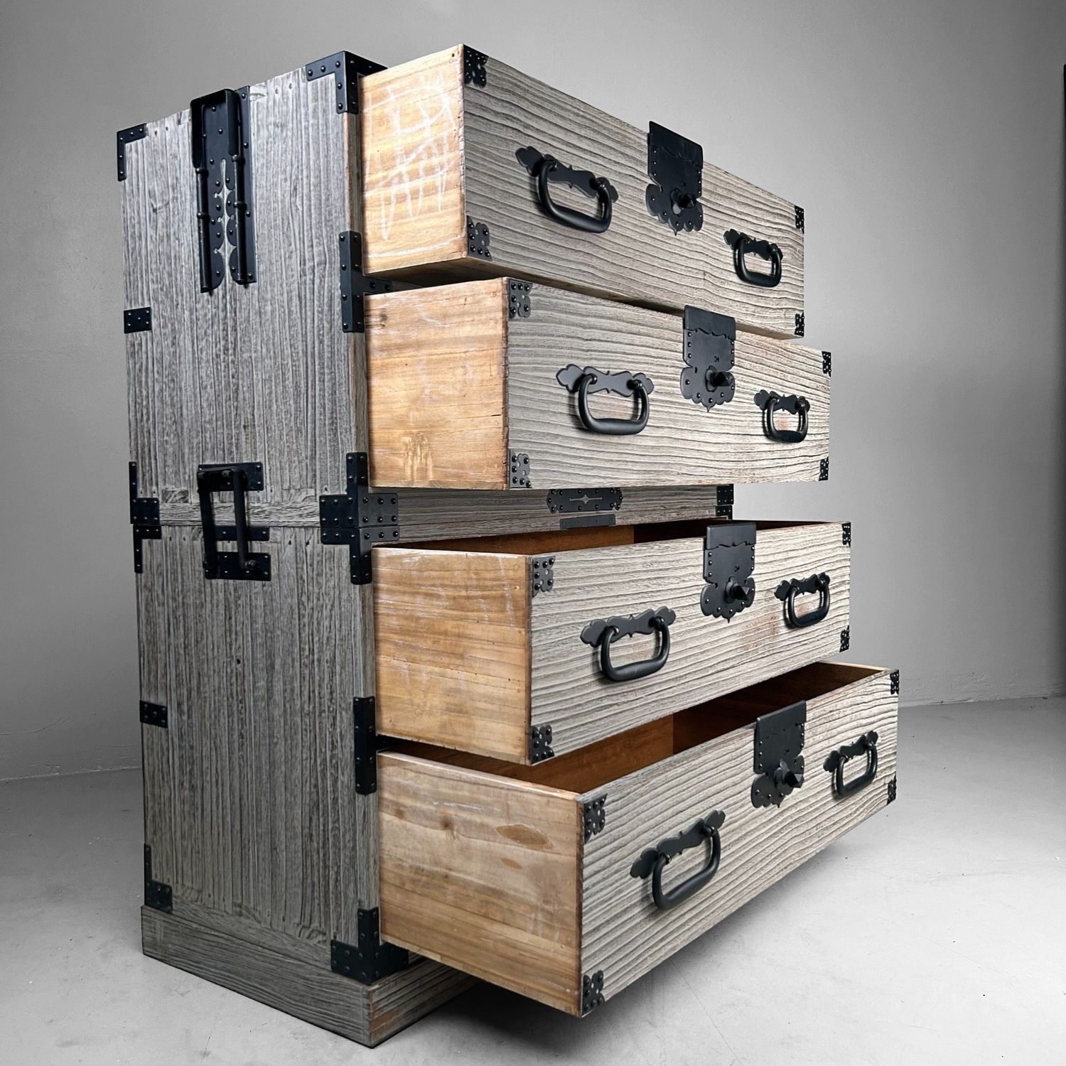 Tweedelige Japanse Kimono-kast (Ishō-dansu), jaren 90 Tweedelige Japanse Kimono-kast (Ishō-dansu), jaren 90