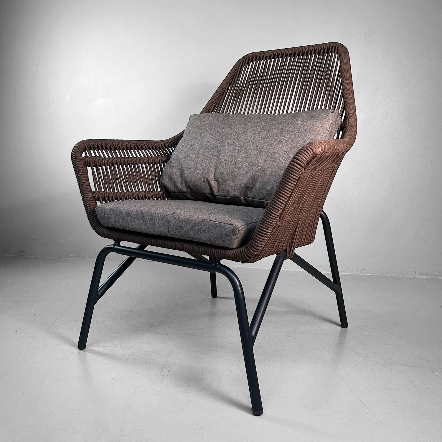 Comfortable Retro Lounge Chair – For Indoor & Outdoor Use Comfortable Retro Lounge Chair – For Indoor & Outdoor Use