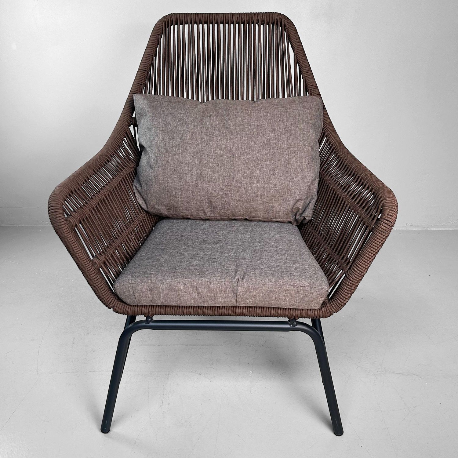 Comfortable Retro Lounge Chair – For Indoor & Outdoor Use