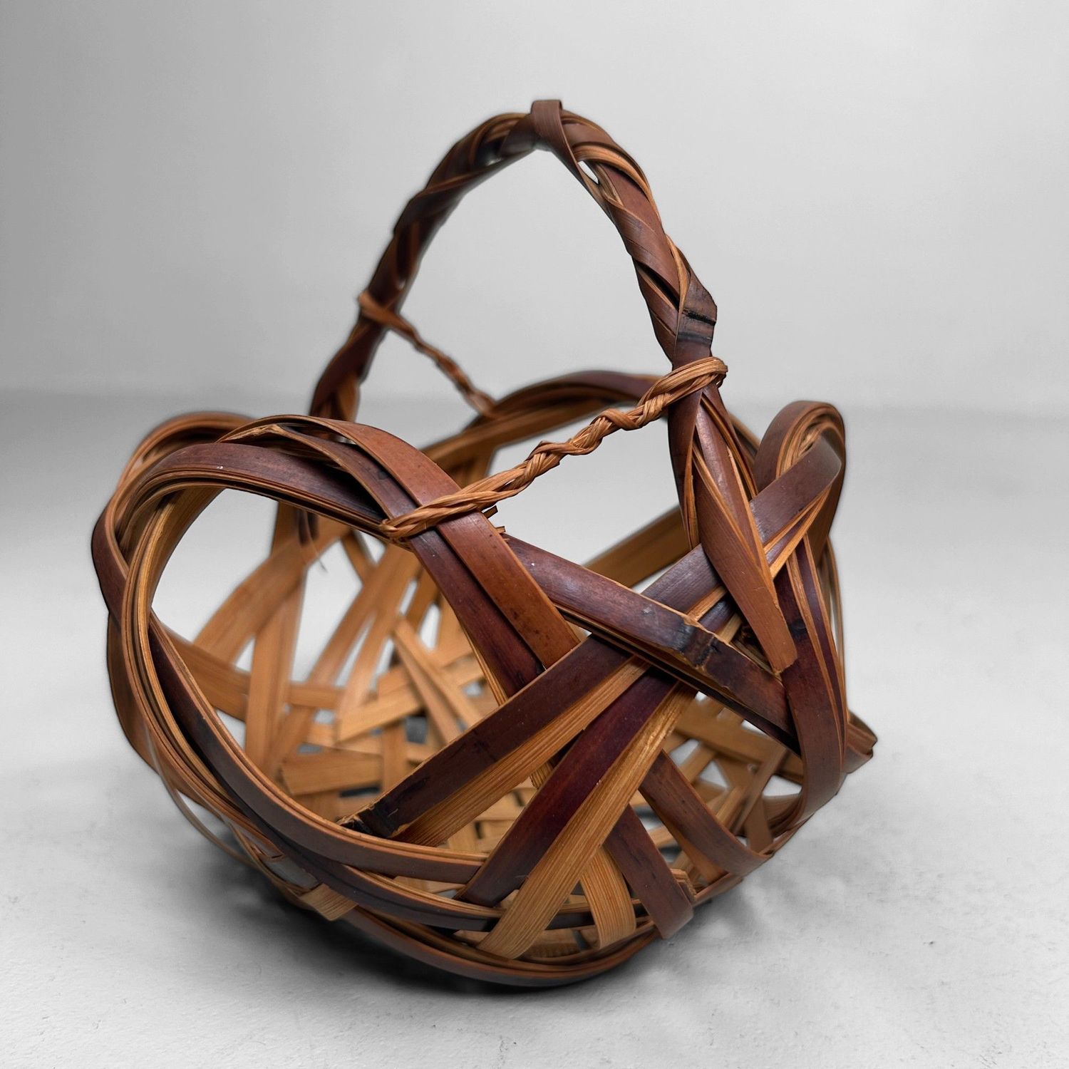 Japanse Hanakago Bamboe Ikebana Mand, jaren ’50 Japanse Hanakago Bamboe Ikebana Mand, jaren ’50