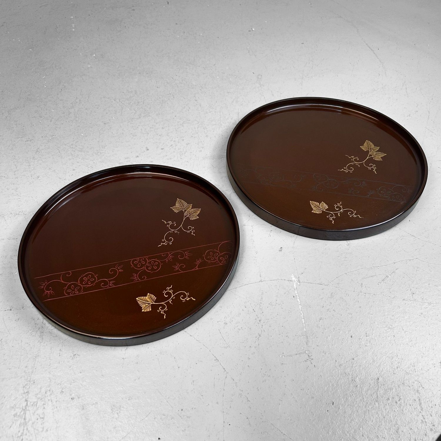 Set Ronde Japanse Urushi Lakwerk Dienbladen, Niigata, 1920s