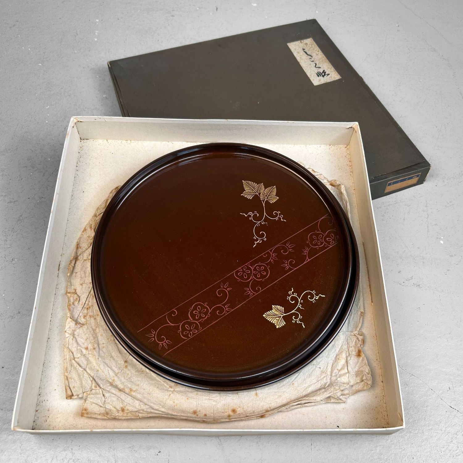 Set Ronde Japanse Urushi Lakwerk Dienbladen, Niigata, 1920s