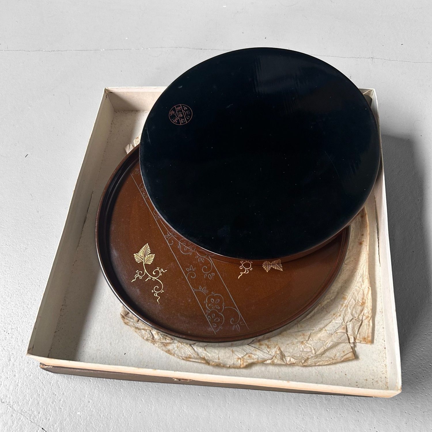 Set Ronde Japanse Urushi Lakwerk Dienbladen, Niigata, 1920s