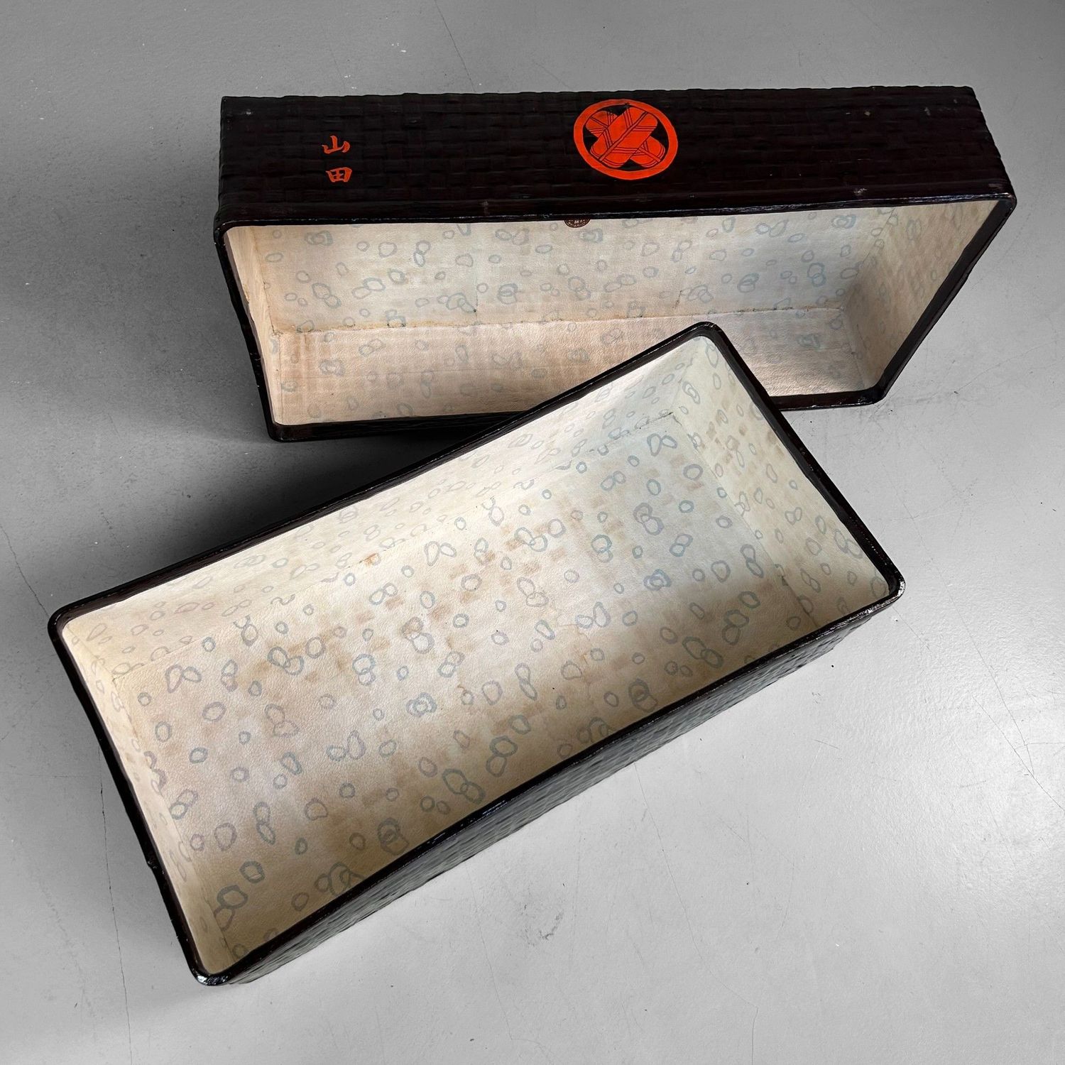 Antieke Japanse Opbergmand (Tsuzura) – Taishō Periode, 1920 Antieke Japanse Opbergmand (Tsuzura) – Taishō Periode, 1920
