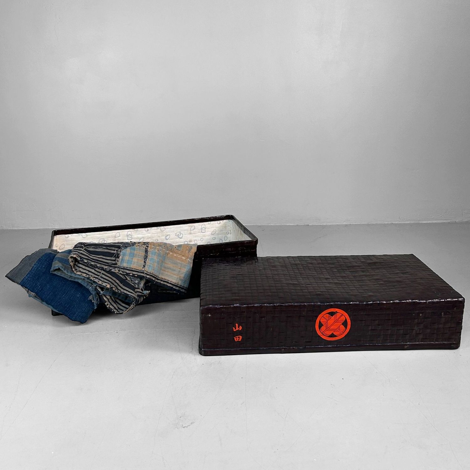 Antieke Japanse Opbergmand (Tsuzura) – Taishō Periode, 1920 Antieke Japanse Opbergmand (Tsuzura) – Taishō Periode, 1920
