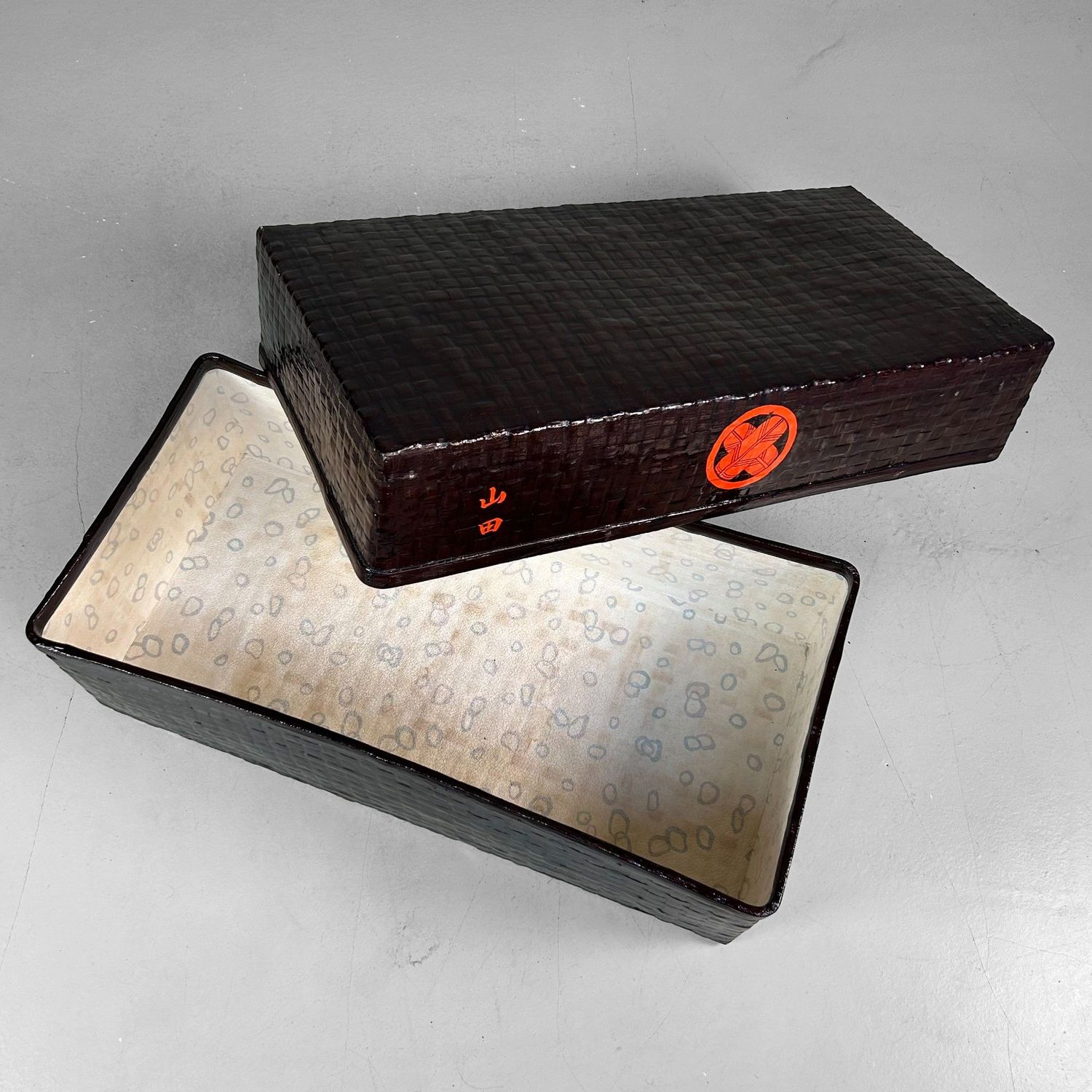 Antieke Japanse Opbergmand (Tsuzura) – Taishō Periode, 1920 Antieke Japanse Opbergmand (Tsuzura) – Taishō Periode, 1920