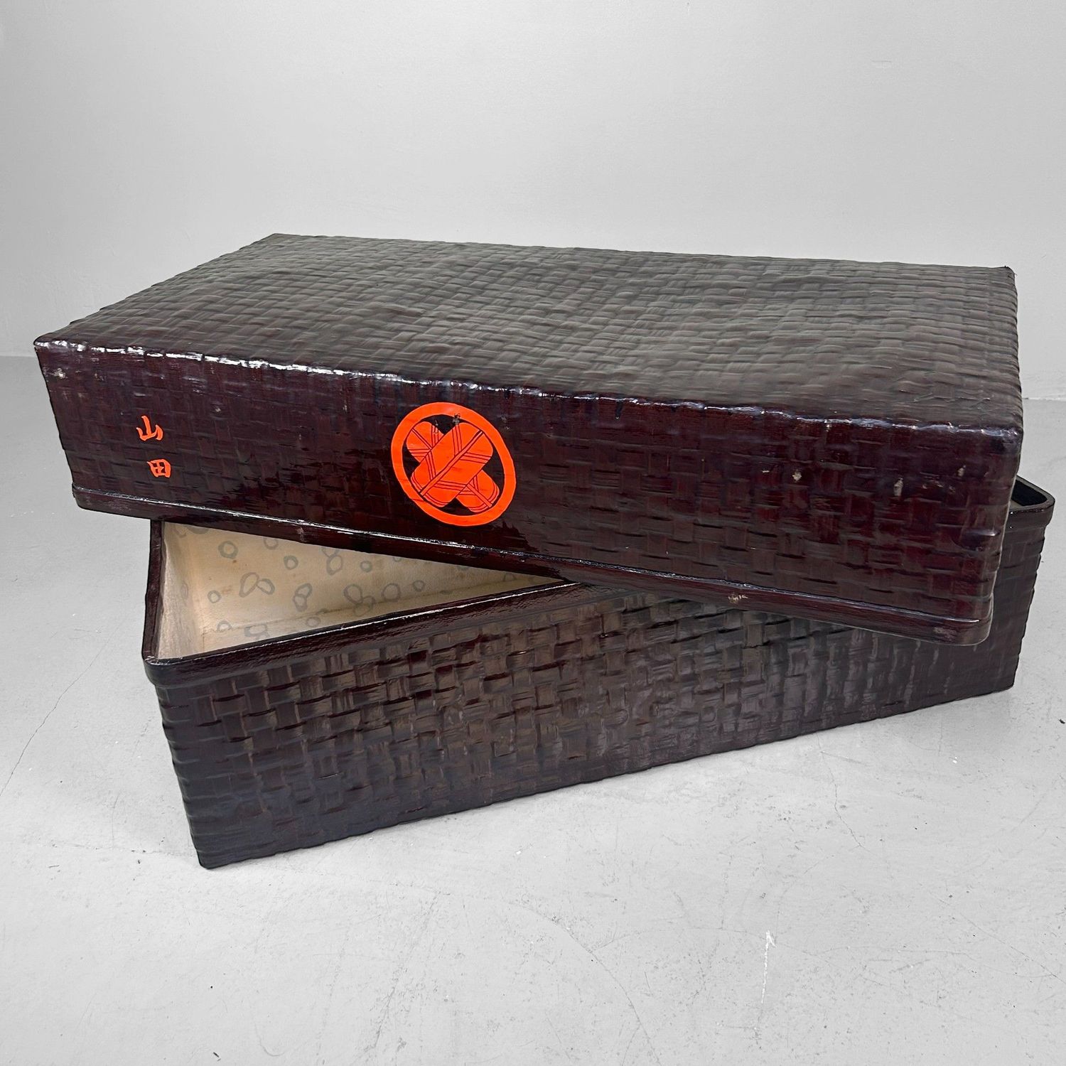 Antieke Japanse Opbergmand (Tsuzura) – Taishō Periode, 1920 Antieke Japanse Opbergmand (Tsuzura) – Taishō Periode, 1920