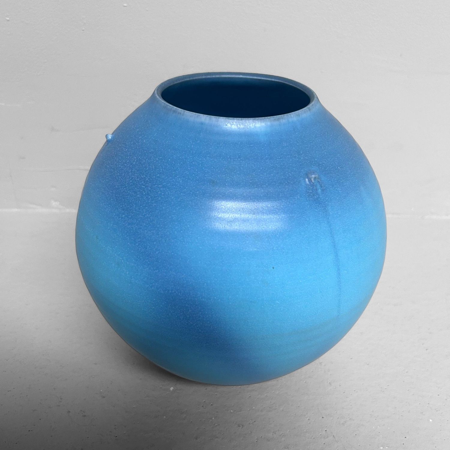 Hemelsblauw Kōchi-glazuur Ikebana Vaas – Tachikichi, Kyoto, 1980s