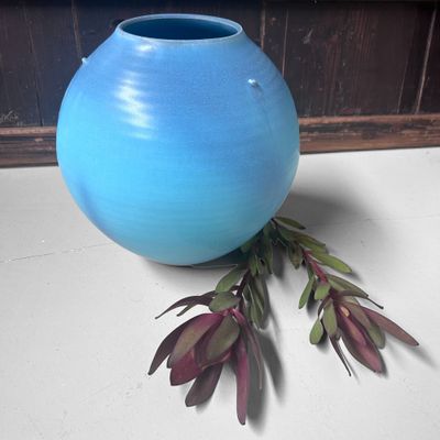 Hemelsblauw Kōchi-glazuur Ikebana Vaas – Tachikichi, Kyoto, 1980s