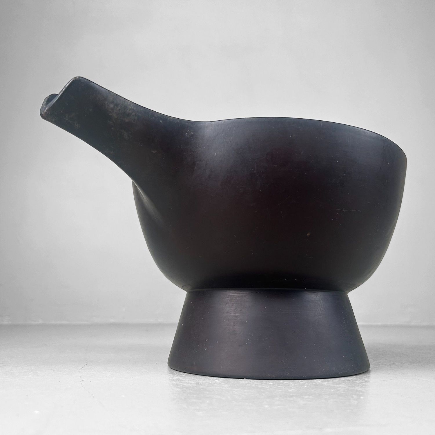 Elegante Japanse Schenkschaal – Zwart Gelakt Hout, 1910s