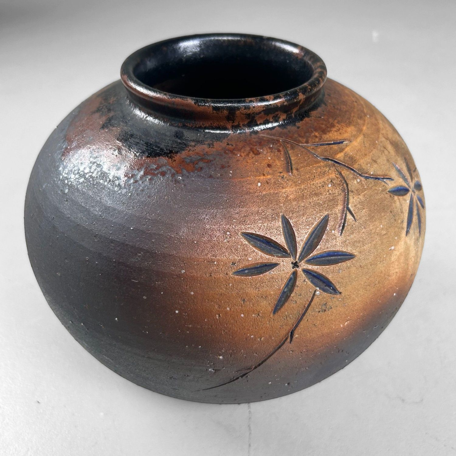 Japanse Shigaraki Ikebana Vaas met Ingesneden Bloemmotief, 1970s